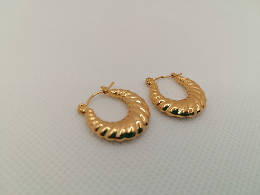 Ribbed crescent gold hoops